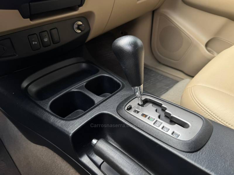 TOYOTA - HILUX SW4 - 2014/2015 - Prata - R$ 117.900,00