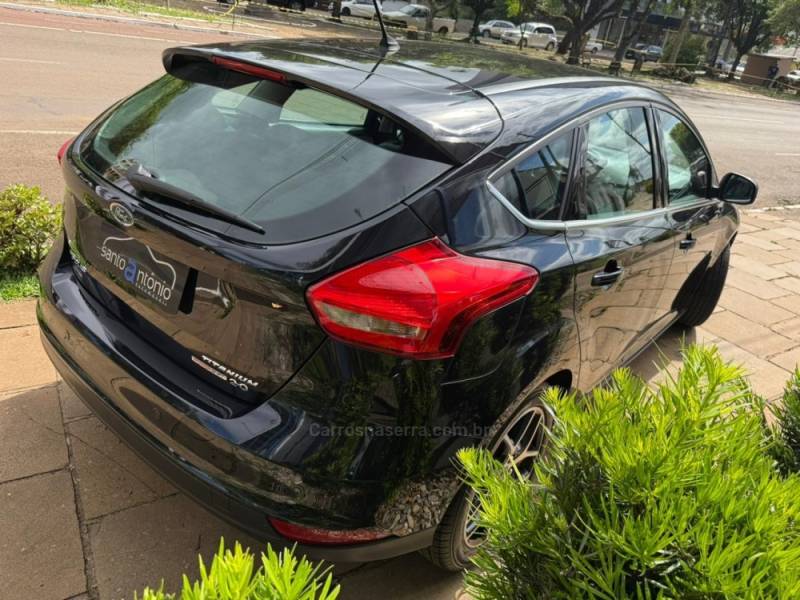 FORD - FOCUS - 2015/2016 - Preta - R$ 64.900,00