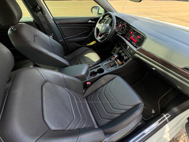 VOLKSWAGEN - JETTA - 2024/2024 - Branca - R$ 225.900,00