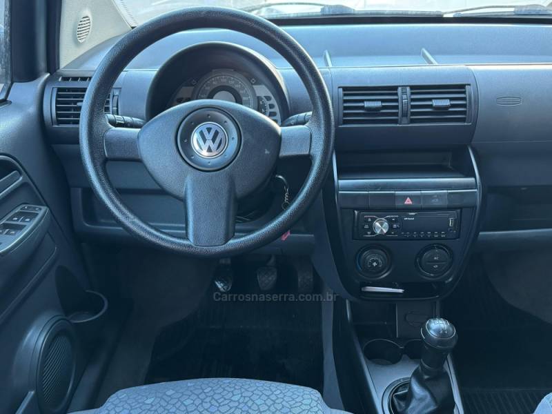 VOLKSWAGEN - FOX - 2004/2005 - Branca - R$ 27.900,00