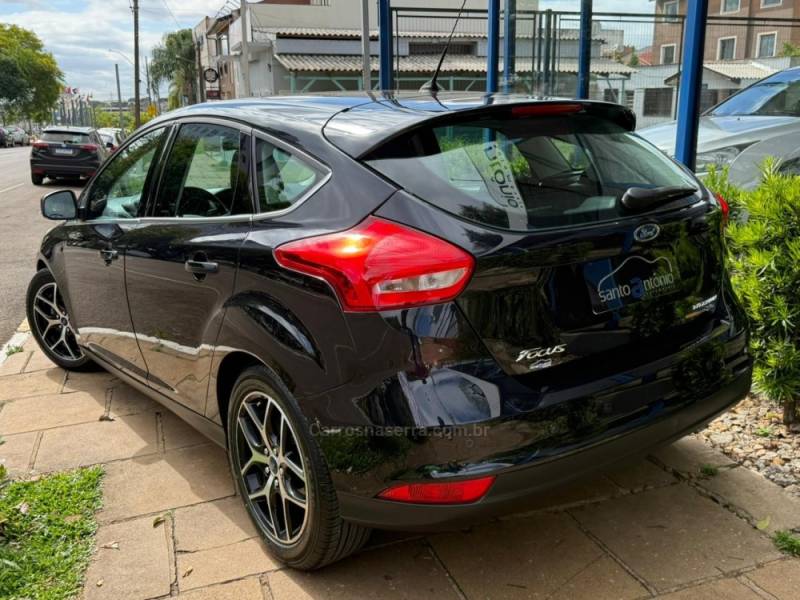 FORD - FOCUS - 2015/2016 - Preta - R$ 64.900,00