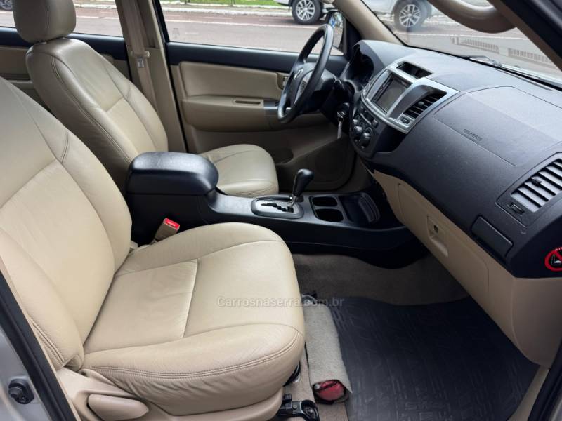TOYOTA - HILUX SW4 - 2014/2015 - Prata - R$ 117.900,00