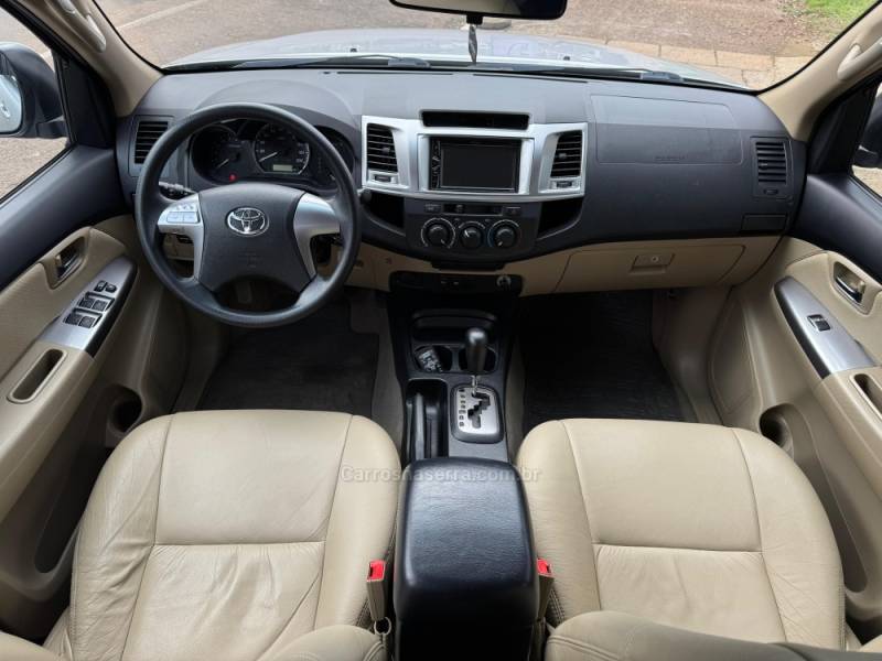 TOYOTA - HILUX SW4 - 2014/2015 - Prata - R$ 117.900,00