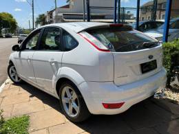 FORD - FOCUS - 2012/2013 - Branca - R$ 46.900,00
