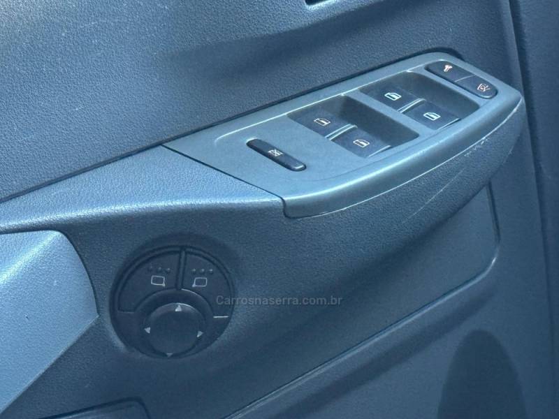 VOLKSWAGEN - FOX - 2004/2005 - Branca - R$ 27.900,00