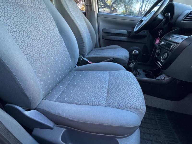VOLKSWAGEN - FOX - 2004/2005 - Branca - R$ 27.900,00