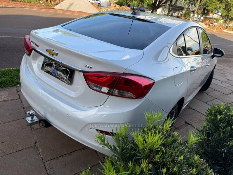 CHEVROLET - CRUZE - 2022/2023 - Branca - R$ 114.900,00