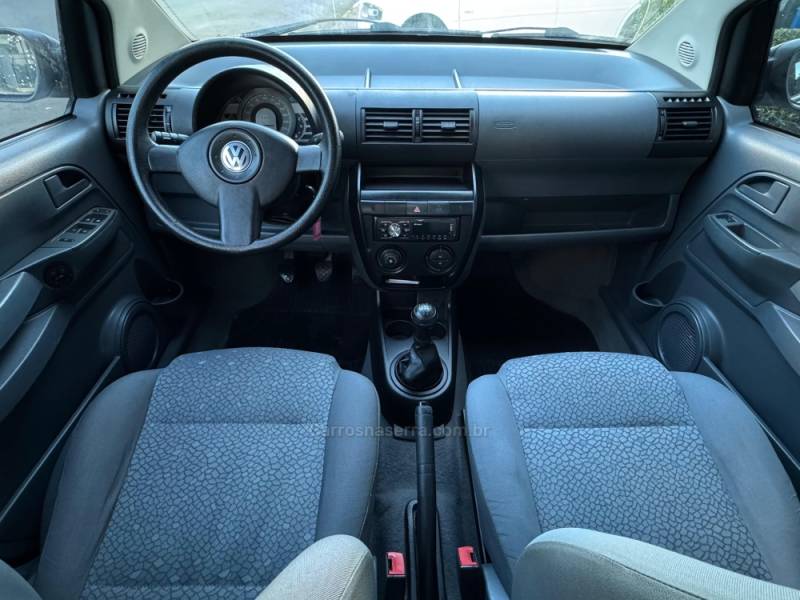 VOLKSWAGEN - FOX - 2004/2005 - Branca - R$ 27.900,00