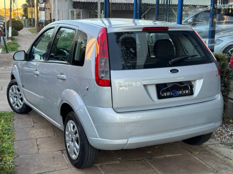FORD - FIESTA - 2013/2013 - Prata - R$ 37.900,00
