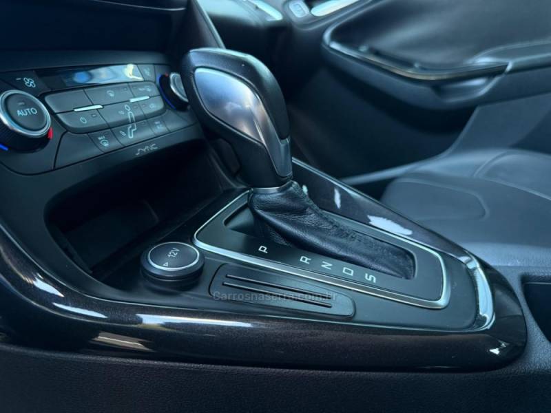 FORD - FOCUS - 2015/2016 - Preta - R$ 64.900,00