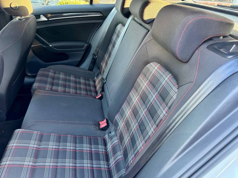 VOLKSWAGEN - GOLF - 2014/2015 - Branca - R$ 139.900,00