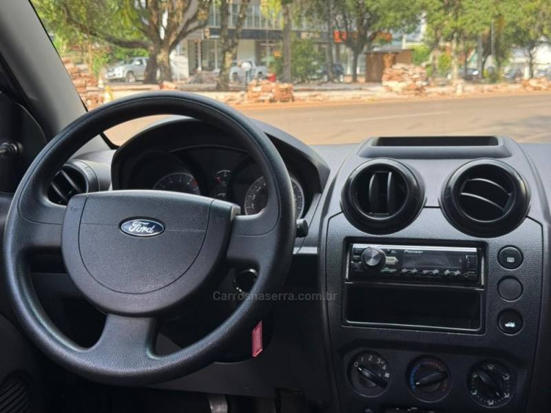 FORD - FIESTA - 2011/2012 - Branca - R$ 31.900,00