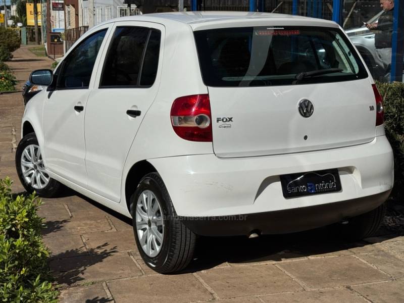 VOLKSWAGEN - FOX - 2004/2005 - Branca - R$ 27.900,00