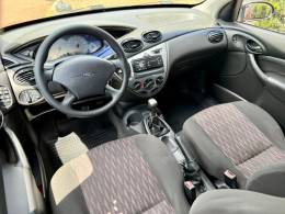 FORD - FOCUS - 2005/2005 - Vermelha - R$ 19.900,00