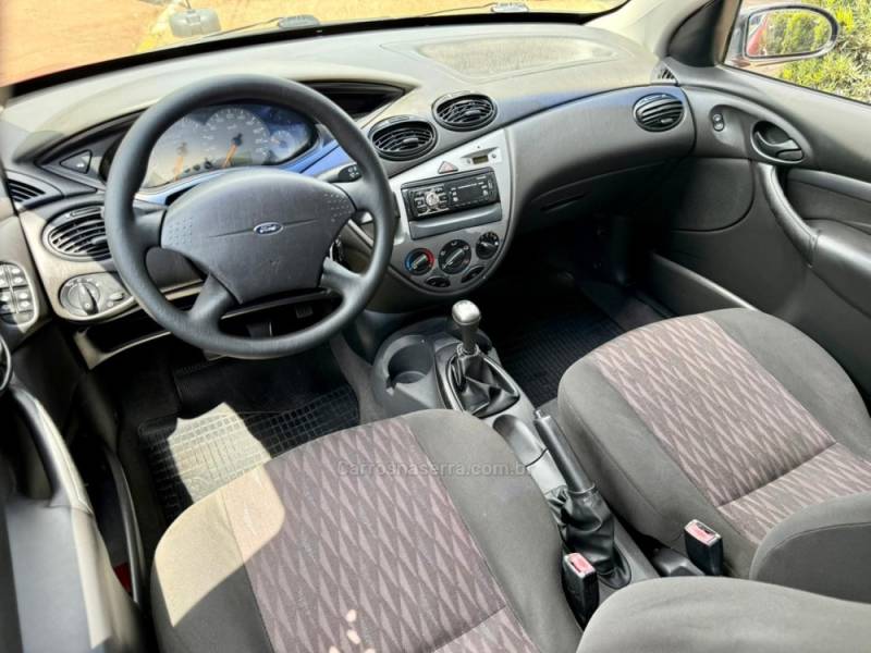 FORD - FOCUS - 2005/2005 - Vermelha - R$ 19.900,00