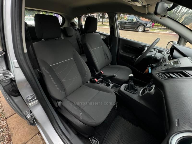 FORD - FIESTA - 2016/2017 - Prata - R$ 54.900,00