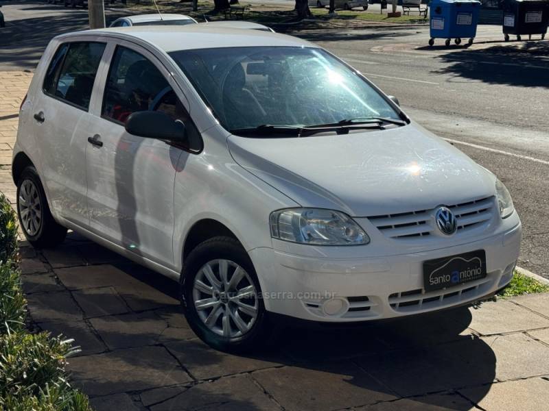 VOLKSWAGEN - FOX - 2004/2005 - Branca - R$ 27.900,00