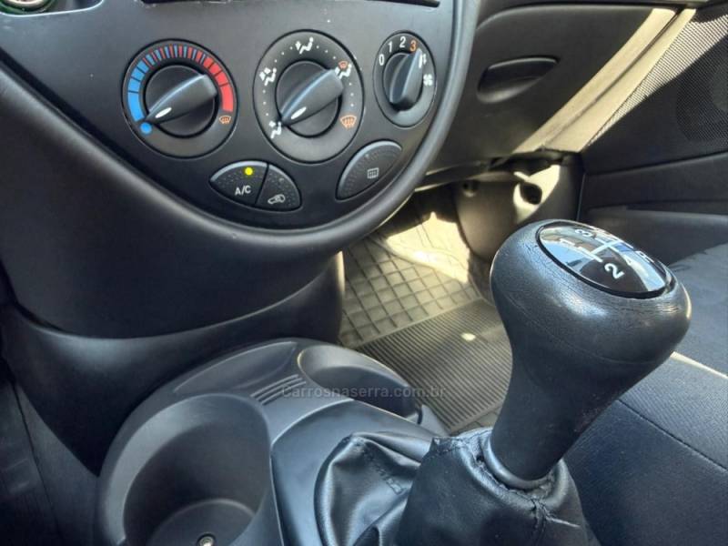 FORD - FOCUS - 2007/2008 - Prata - R$ 23.900,00