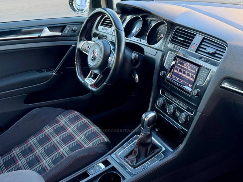 VOLKSWAGEN - GOLF - 2014/2015 - Branca - R$ 139.900,00