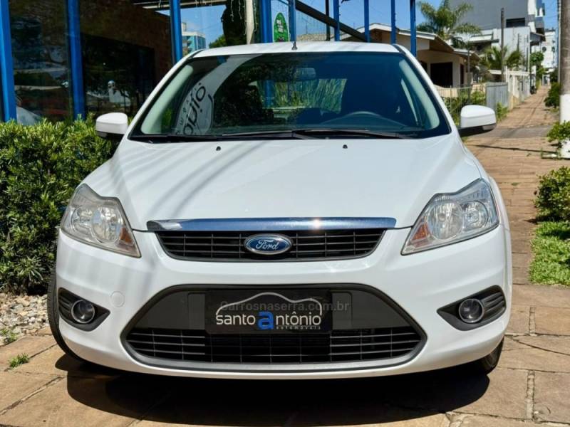 FORD - FOCUS - 2012/2013 - Branca - R$ 46.900,00
