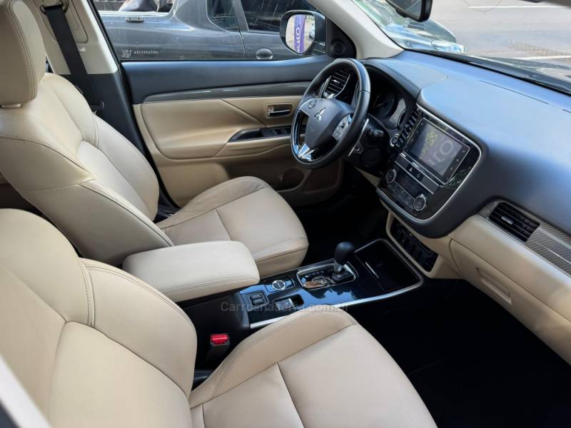 MITSUBISHI - OUTLANDER - 2018/2019 - Prata - R$ 159.900,00
