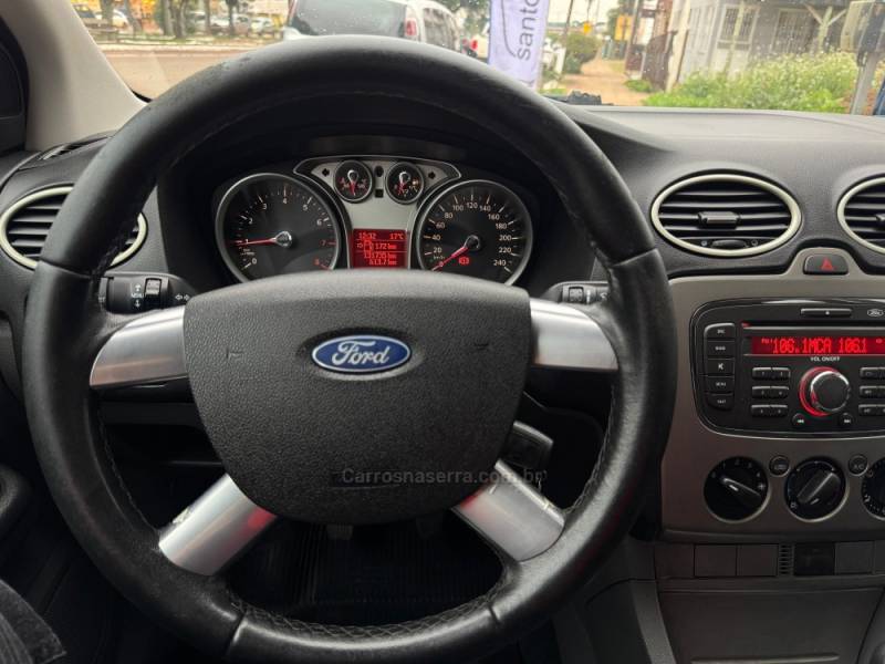 FORD - FOCUS - 2011/2012 - Prata - R$ 43.900,00