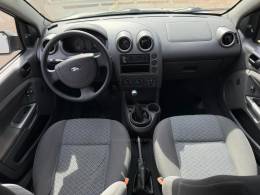 FORD - FIESTA - 2006/2007 - Prata - R$ 24.900,00