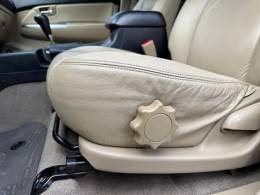 TOYOTA - HILUX SW4 - 2014/2015 - Prata - R$ 117.900,00