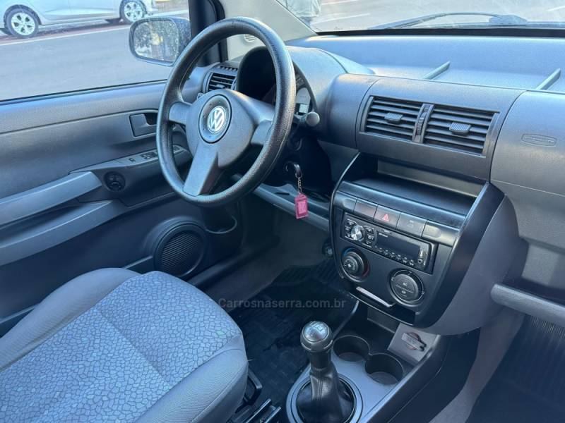 VOLKSWAGEN - FOX - 2004/2005 - Branca - R$ 27.900,00