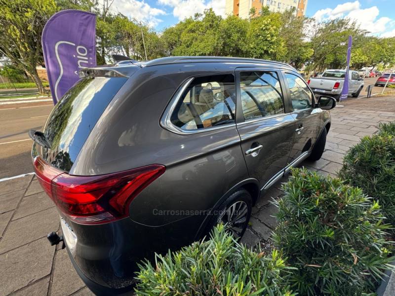 MITSUBISHI - OUTLANDER - 2018/2019 - Prata - R$ 159.900,00