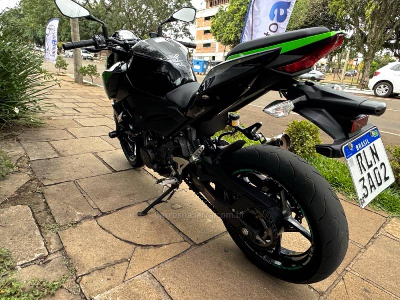 KAWASAKI - Z400 - 2022/2022 - Verde - R$ 31.900,00