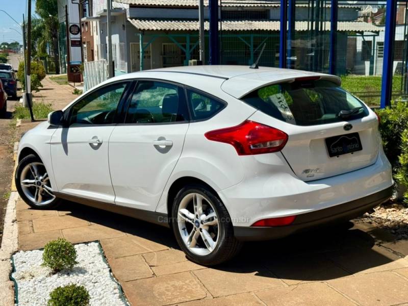 FORD - FOCUS - 2017/2018 - Branca - R$ 72.900,00
