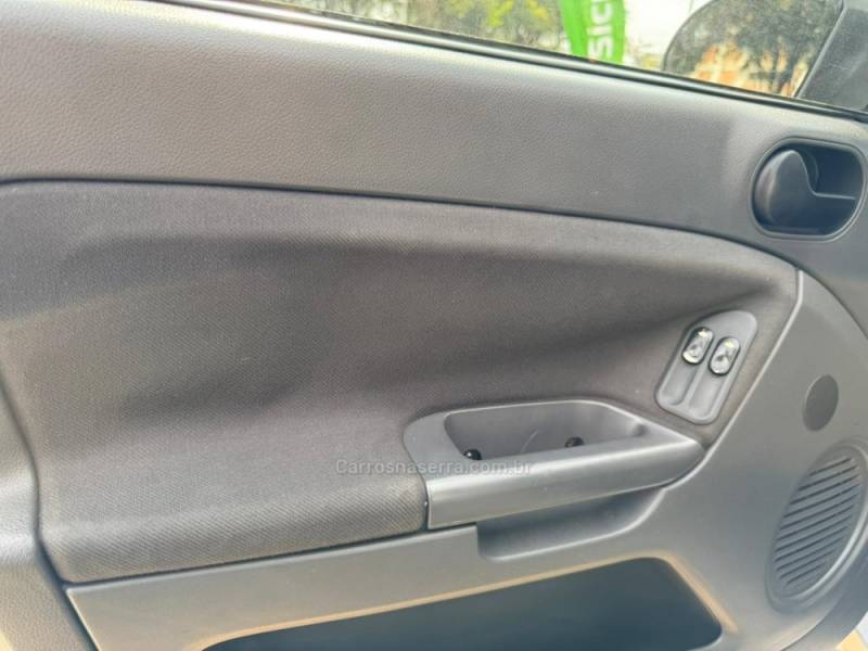 FORD - FIESTA - 2006/2007 - Prata - R$ 24.900,00