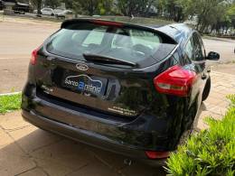 FORD - FOCUS - 2015/2016 - Preta - R$ 64.900,00