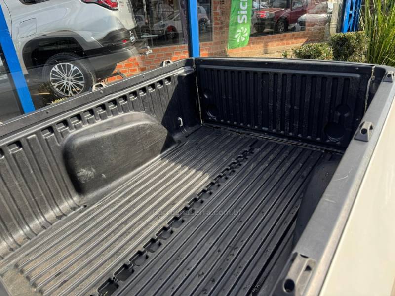 VOLKSWAGEN - SAVEIRO - 2021/2023 - Branca - R$ 61.900,00