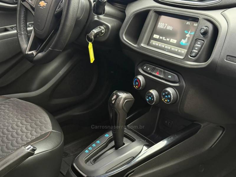 CHEVROLET - ONIX - 2017/2018 - Prata - R$ 65.900,00