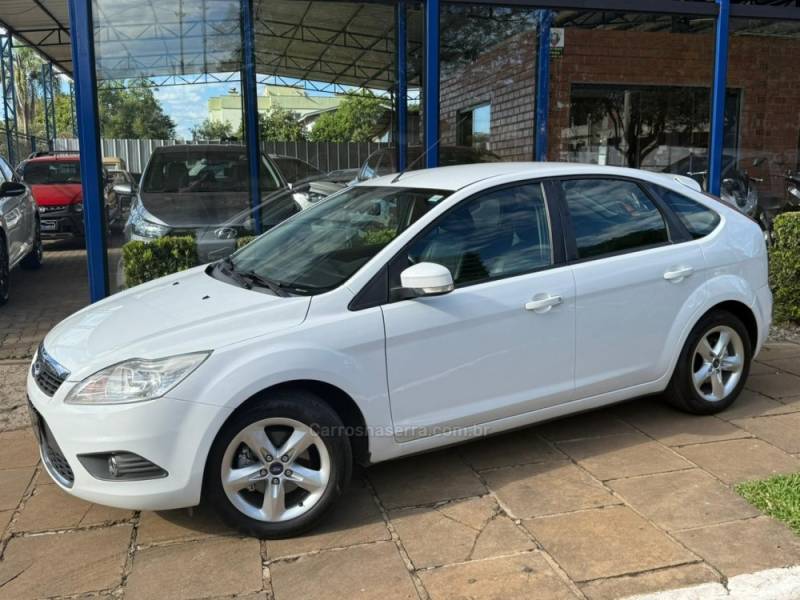 FORD - FOCUS - 2011/2011 - Branca - R$ 43.900,00