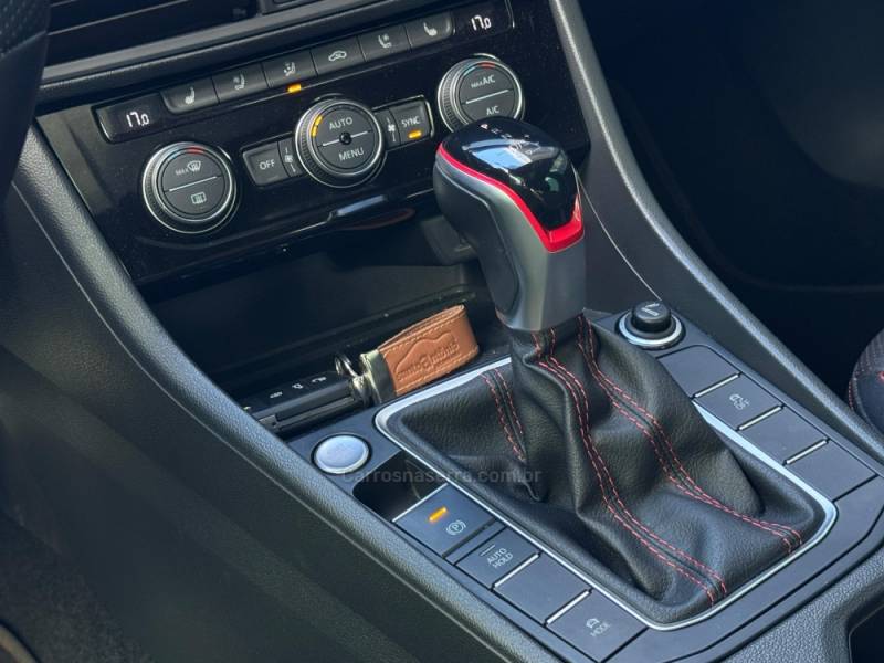 VOLKSWAGEN - JETTA - 2024/2024 - Branca - R$ 225.900,00