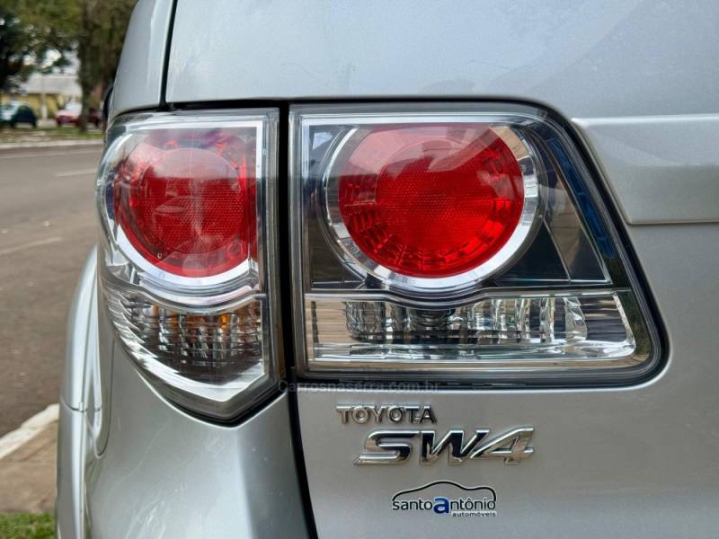 TOYOTA - HILUX SW4 - 2014/2015 - Prata - R$ 117.900,00