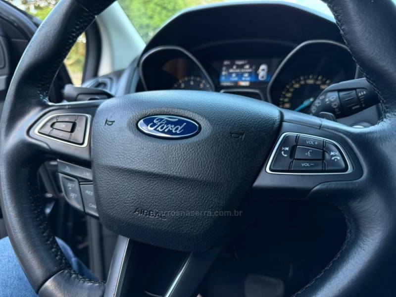 FORD - FOCUS - 2015/2016 - Preta - R$ 64.900,00