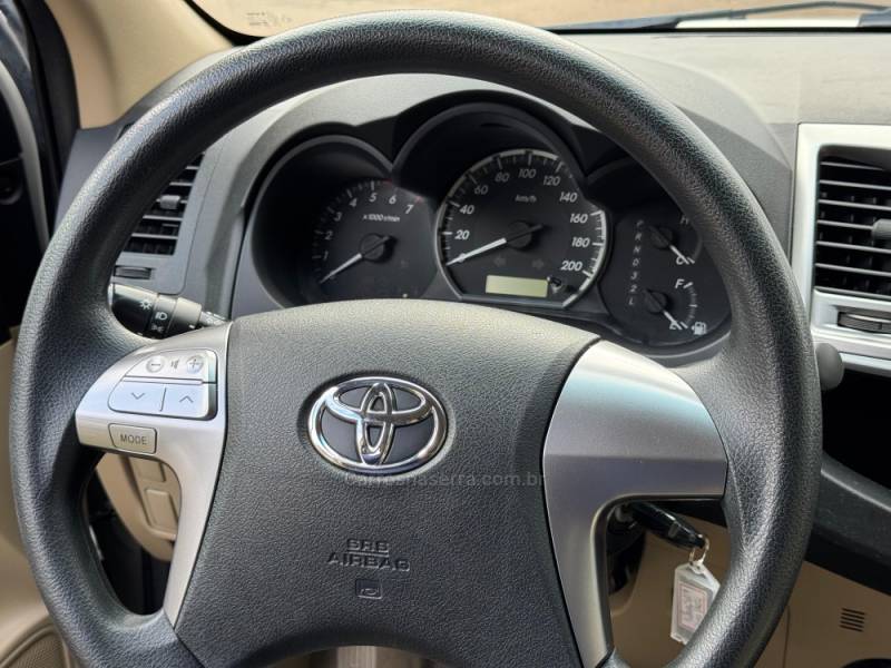 TOYOTA - HILUX SW4 - 2014/2015 - Prata - R$ 117.900,00
