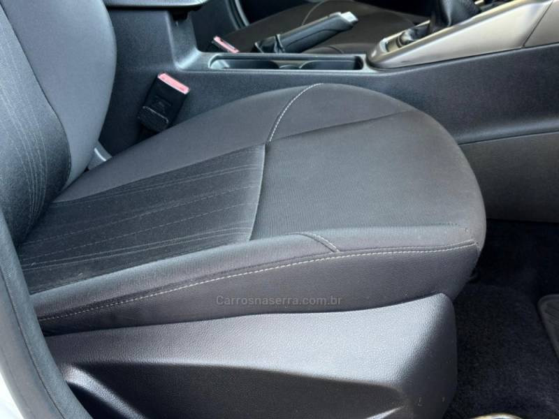 FORD - FOCUS - 2017/2018 - Branca - R$ 72.900,00