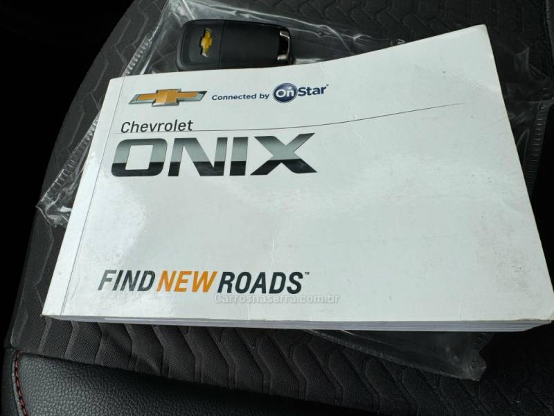 CHEVROLET - ONIX - 2017/2018 - Prata - R$ 67.900,00