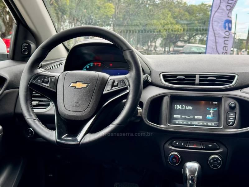 CHEVROLET - ONIX - 2017/2018 - Prata - R$ 67.900,00