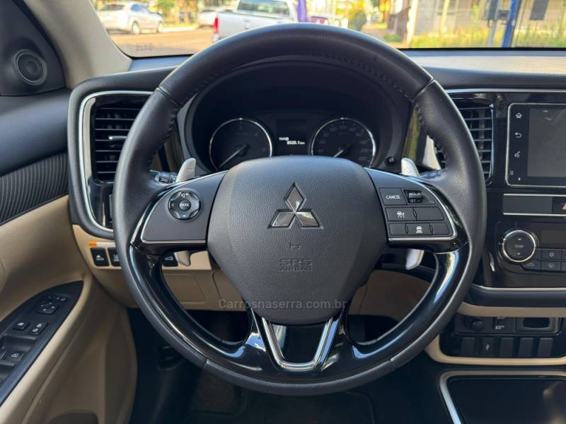 MITSUBISHI - OUTLANDER - 2018/2019 - Prata - R$ 159.900,00