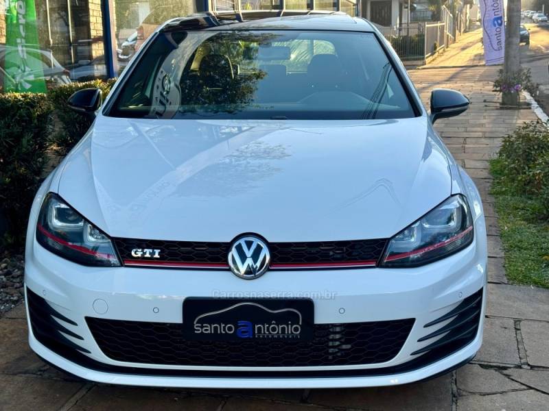 VOLKSWAGEN - GOLF - 2014/2015 - Branca - R$ 139.900,00