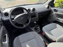 FORD - FIESTA - 2006/2007 - Prata - R$ 24.900,00