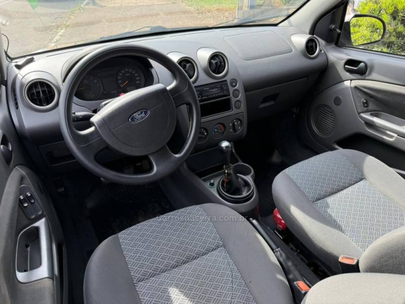 FORD - FIESTA - 2006/2007 - Prata - R$ 24.900,00