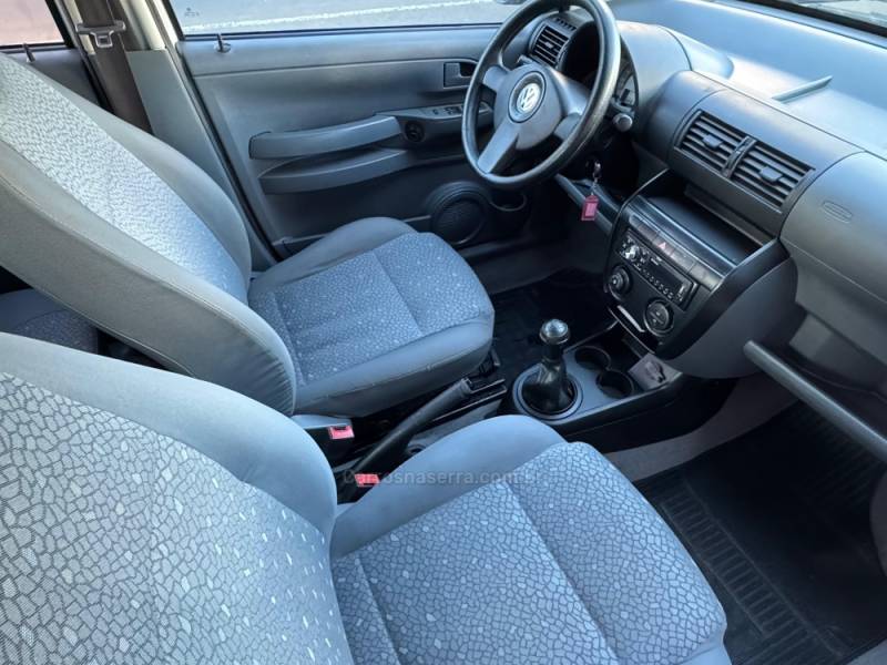 VOLKSWAGEN - FOX - 2004/2005 - Branca - R$ 27.900,00
