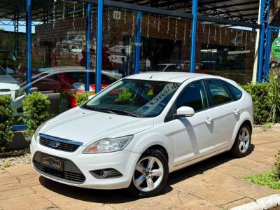 FORD - FOCUS - 2012/2013 - Branca - R$ 46.900,00